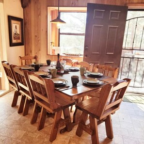 Dining - Northern Star - Unique Cabin, Hot Tub, Pets okay, close to Skiing, Track, Casino (Ruidoso)