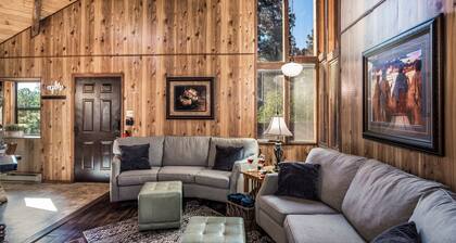 Northern Star - Unique Cabin, Hot Tub, Pets okay, close to Skiing, Track, Casino