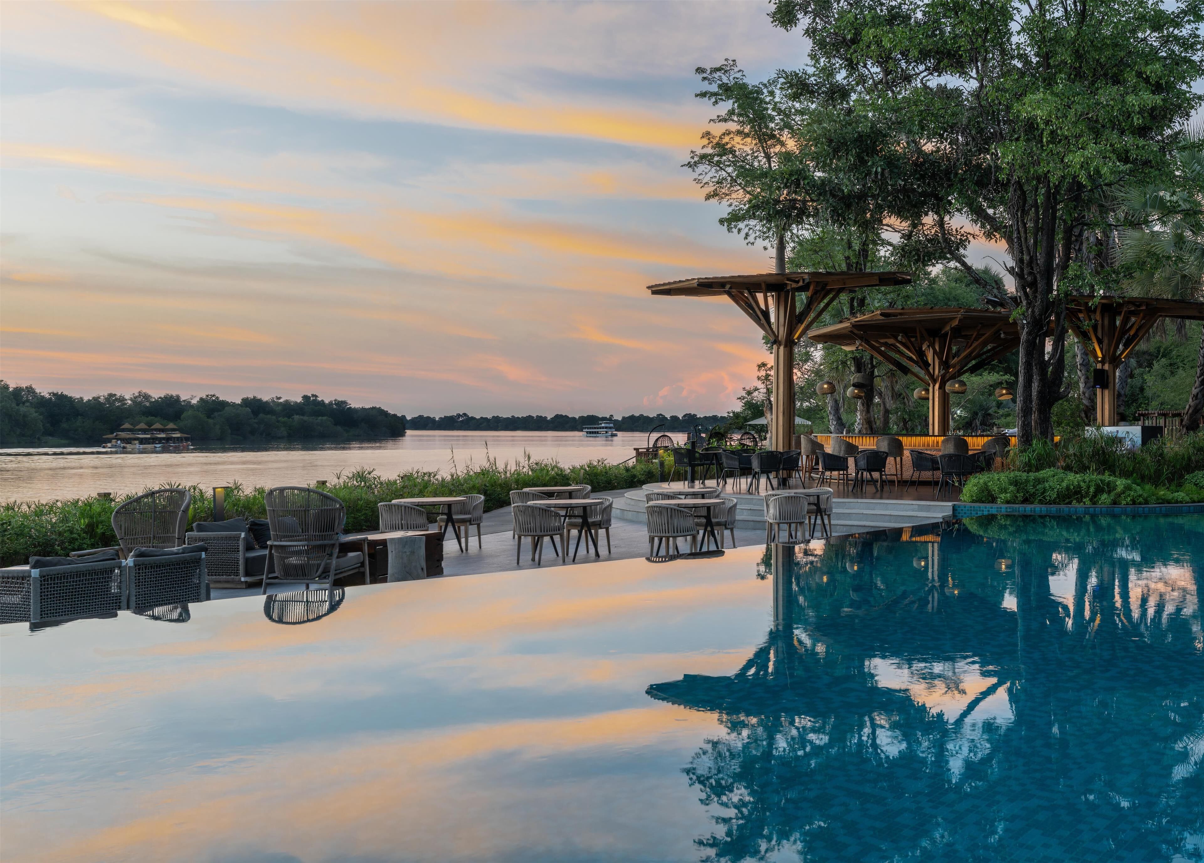 3 bars/lounges, bar met dakterras