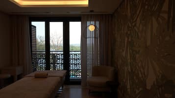 Couples treatment room(s), body treatments, hydrotherapy, aromatherapy