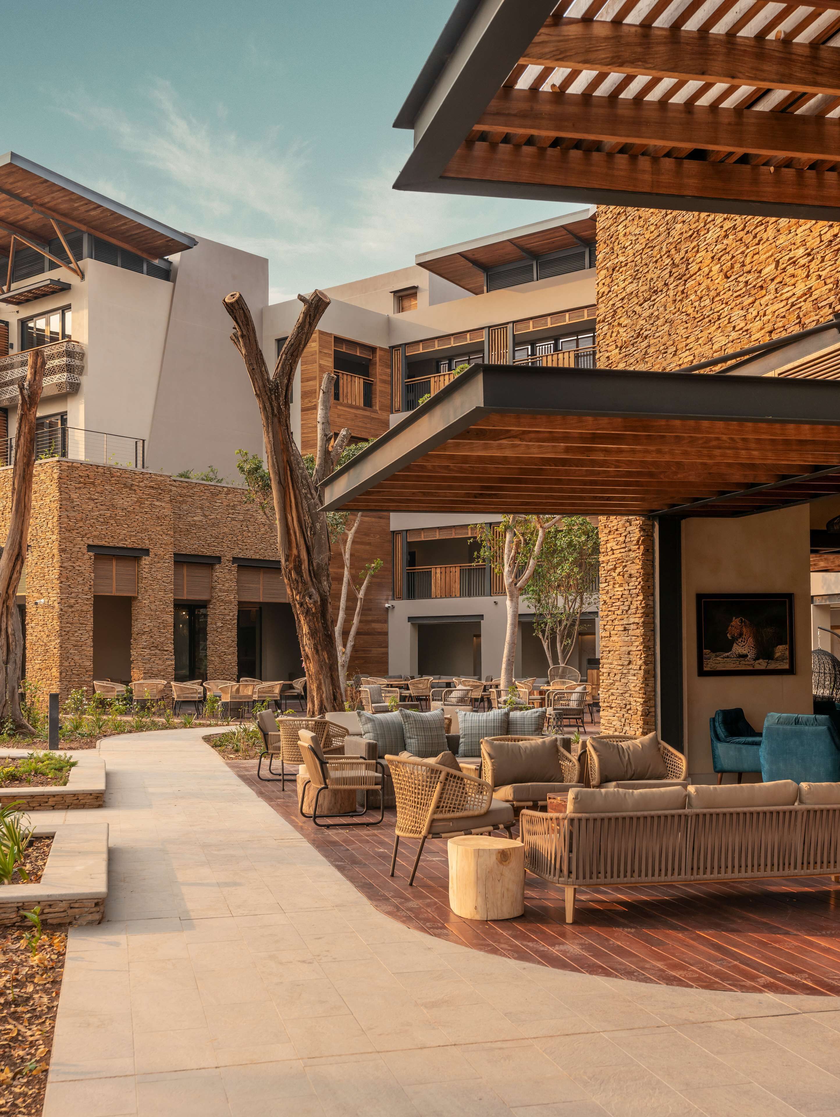 Serveert ontbijt, lunch, Afrikaanse gerechten, uitzicht op het zwembad 