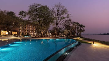 2 つの屋外プール、営業時間 8:00 ~ 21:00、カバナ (無料)、プール パラソル