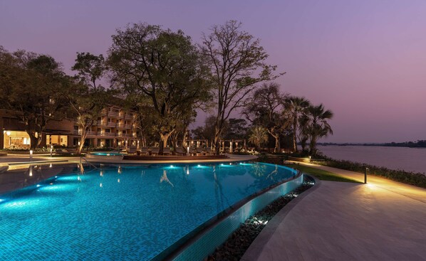 2 piscinas al aire libre, cabañas de piscina gratuitas, sombrillas