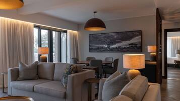 1 habitación, cubrecamas, minibar y caja de seguridad en la habitación