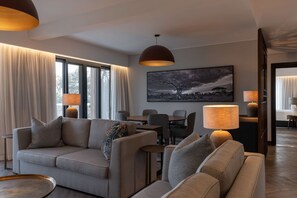 Villa presidencial, 2 habitaciones, terraza (Zambezi River View) | Edredones de plumas, minibar, caja fuerte y escritorio