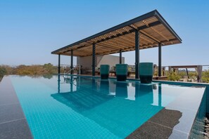 2 piscinas al aire libre, cabañas de piscina gratuitas, sombrillas