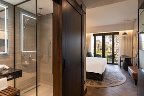 Habitación Premium, terraza (Zambezi River View) | Edredones de plumas, minibar, caja fuerte y escritorio