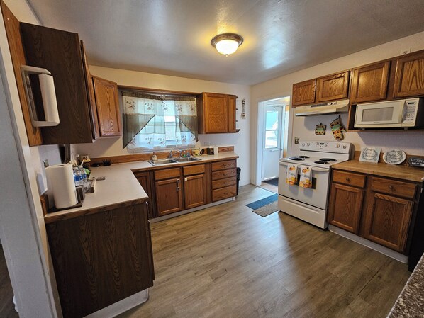 Private kitchen - Inviting home, with large yard and free parking (Cut Bank)