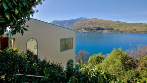 A building with a view of a lake and mountains. - Frankton House - Queenstown Holiday Home (Queenstown)