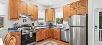 Oceanside Village Home~Private Fenced Yard~Reserved Parking