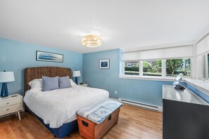 2 bedrooms, desk, iron/ironing board, free WiFi - Oceanside Village Home~Private Fenced Yard~Reserved Parking (Gloucester)