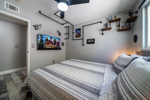 3 bedrooms, premium bedding, desk, iron/ironing board - Avengers Campus: 🌊🎥🍿🕹Heated Pool, Theater, Arcade+ (Stanton)
