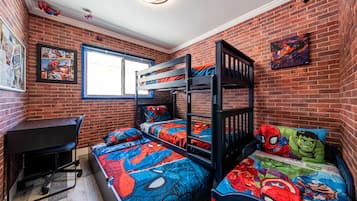 3 habitaciones, ropa de cama de alta calidad y escritorio