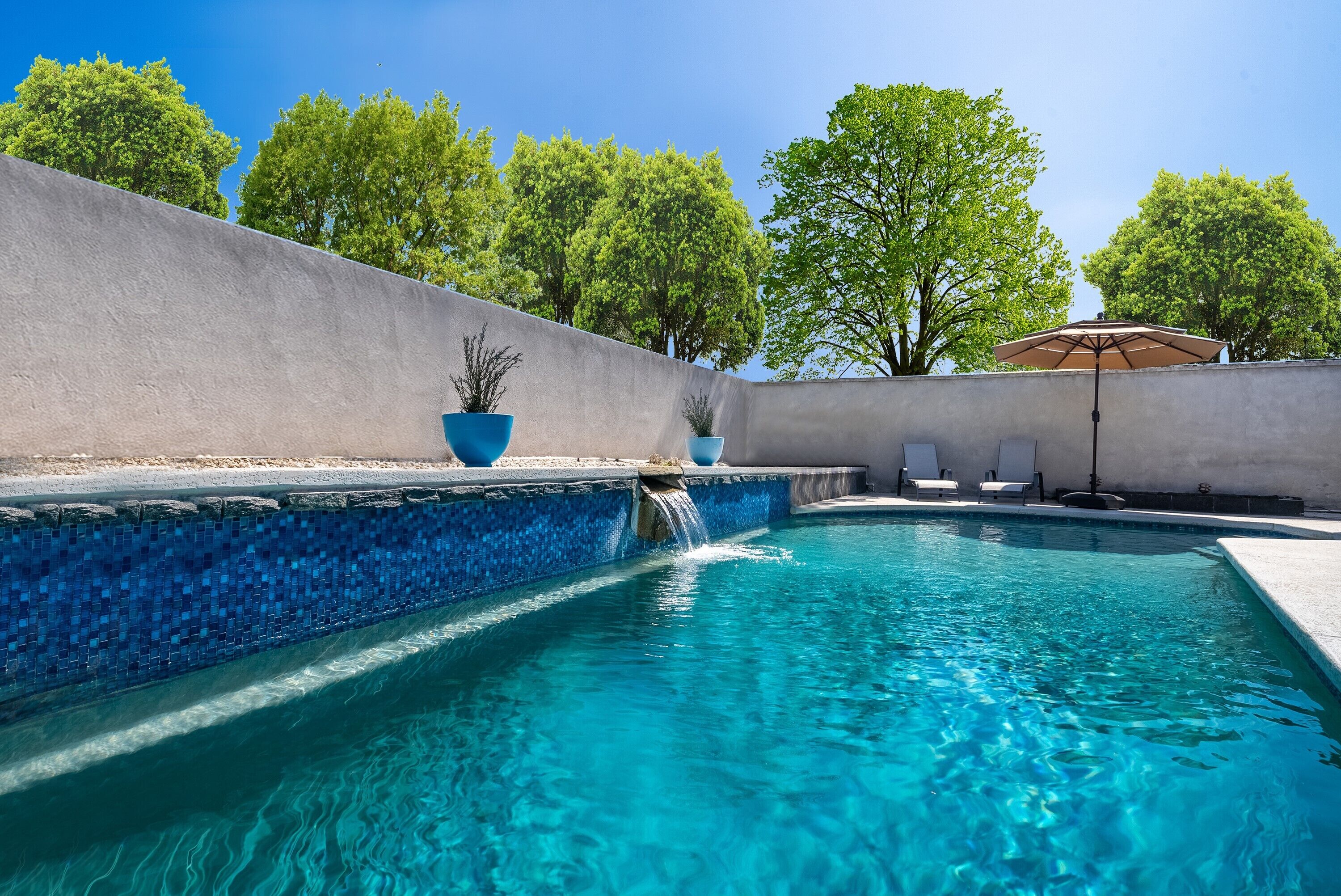 Utendørsbasseng og et oppvarmet basseng