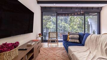 Apartemen Deluks | Area keluarga | Televisi LED 42-inci dengan saluran TV kabel dan TV