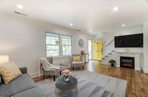 Smart TV, fireplace, books - Charming Getaway on the Greenway! (Fort Mill)