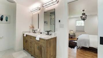 3 slaapkamers, een bureau, een strijkplank/strijkijzer, reisbedje