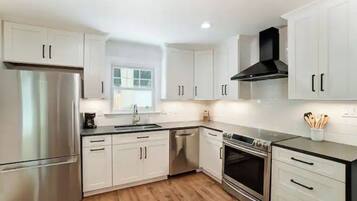 Een koelkast, een magnetron, een oven, een kookplaat