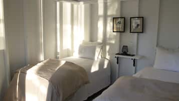 1 bedroom, bed sheets