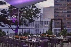 Outdoor dining - Modern 1 Bed @ ICON Brickell W/ Amazing Views (Miami)