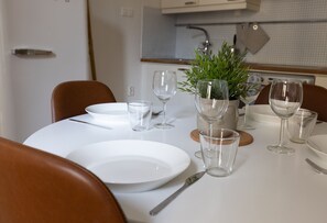 Comfort stúdió | Privát konyha | Nagyméretű hűtő/fagyasztó, mikrohullámú sütő, sütő és főzőlap