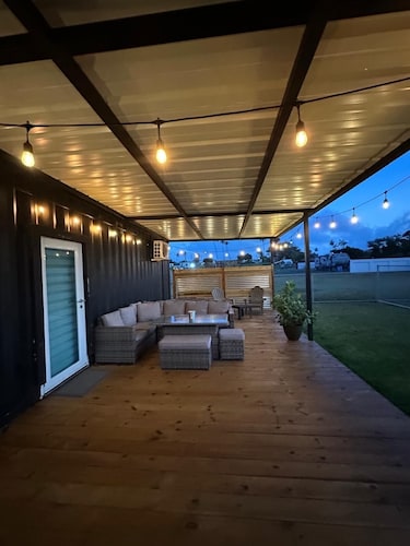 Beautiful equipped container house located in a quitcozy place- 5 min from beach