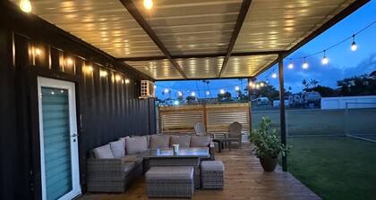 Beautiful equipped container house located in a quitcozy place- 5 min from beach