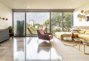 Superior Apartment | Living area | 42-inch LED TV with cable channels, TV - Casa Poe by Kukun (Mexico City)