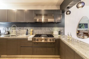 Departamento Premium | Cocina privada | Refrigerador, microondas, horno y parrilla de estufa 