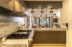 Appartement Prestige | Cuisine privée | Réfrigérateur, four à micro-ondes, un four, surface de cuisson