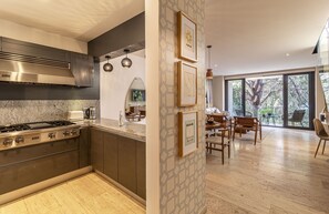 Departamento Premium | Cocina privada | Refrigerador, microondas, horno y parrilla de estufa 