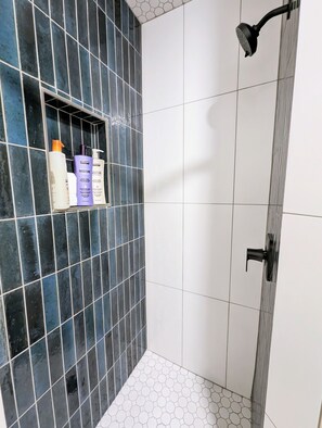 Dusche, Haartrockner, Handtücher, Seife