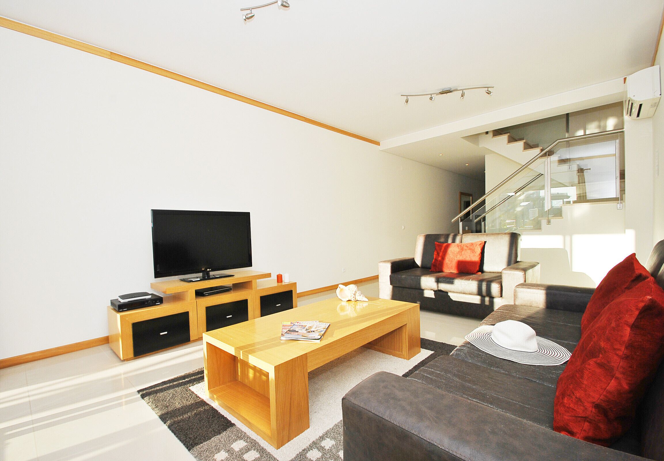 Een televisie en een dvd-speler