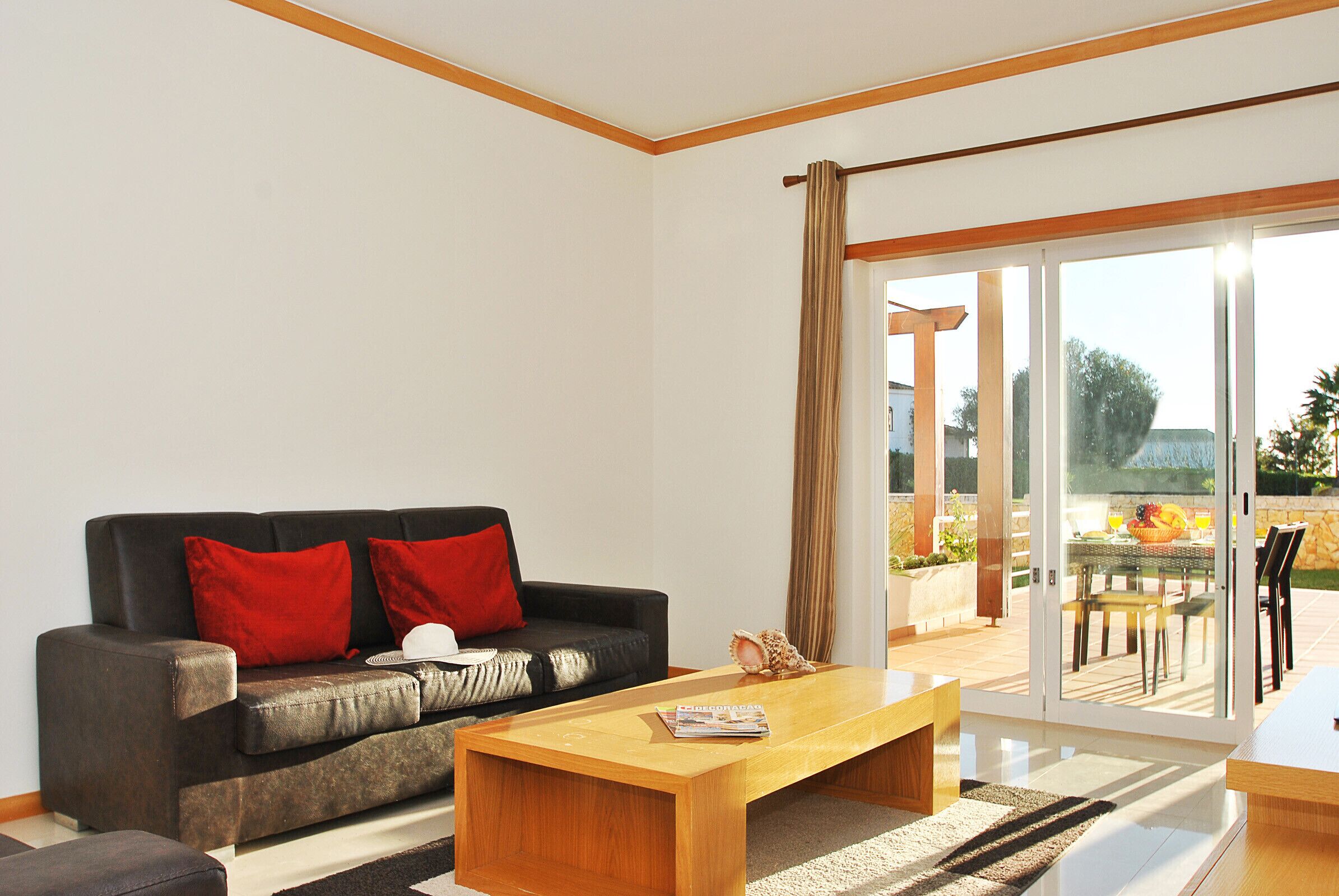 Een televisie en een dvd-speler