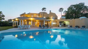 A large house with a swimming pool, outdoor seating, and a barbecue area. - Spacious Family Villa with Pool in Vale do Lobo (Almancil)