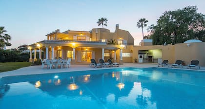 Spacious Family Villa with Pool in Vale do Lobo