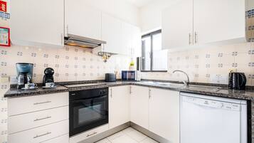 Frigorífic, microones, forn i placa de cuina