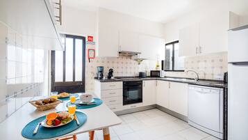 Frigorífic, microones, forn i placa de cuina