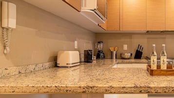 Departamento Elite | Cocina privada | Refrigerador, microondas, parrilla de estufa y cafetera de espresso