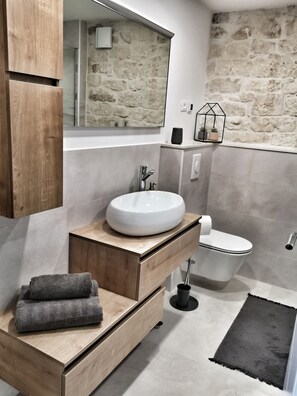 シャワー、ヘアドライヤー、タオル