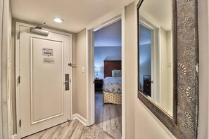 1 dormitorio, tabla de planchar con plancha, wifi y ropa de cama