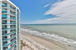 On the beach - Oceanfront Views with Lazy River, Hot Tubs & Pools (Myrtle Beach)