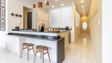 Căn hộ Elite | Bếp riêng | Lò vi sóng, bếp nấu, dụng cụ pha espresso, ấm điện