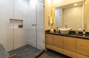 Elite-Apartment | Badezimmer | Dusche, Regendusche, Haartrockner, Handtücher