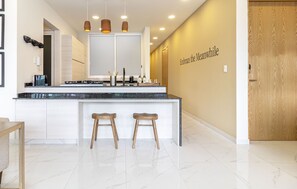 Departamento Elite | Cocina privada | Microondas, parrilla de estufa, cafetera de espresso y tetera eléctrica 