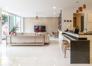 Departamento Elite | Área de sala de estar | Televisión LED de 42 pulgadas con canales por cable y televisión 