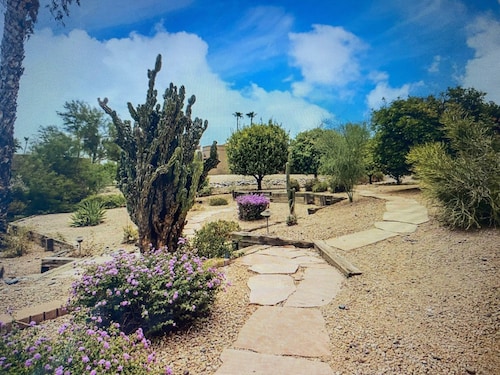  Arizona retreat with amazing views and golf community