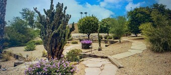  Arizona retreat with amazing views and golf community