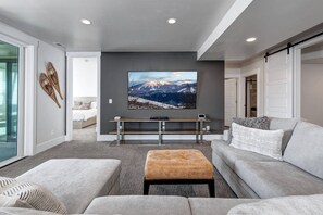 Smart TV, fireplace