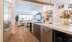 Frigorifero, microonde, forno, piano cottura